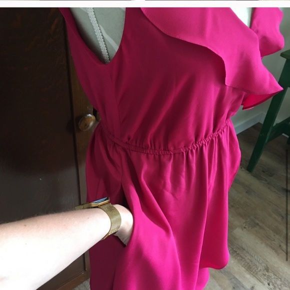 🌟HOST PICK🌟BCBG Ruffle cute midi dress - Picture 4 of 6